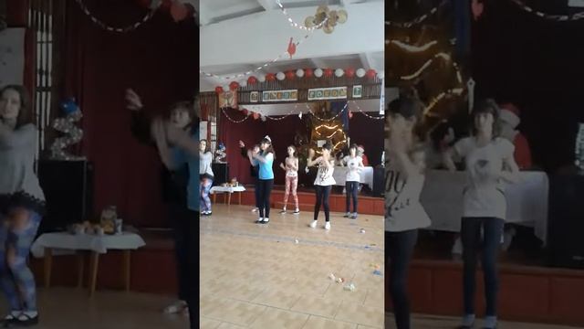 Флеш-моб в школе на Новый Год! смотреть онлайн
