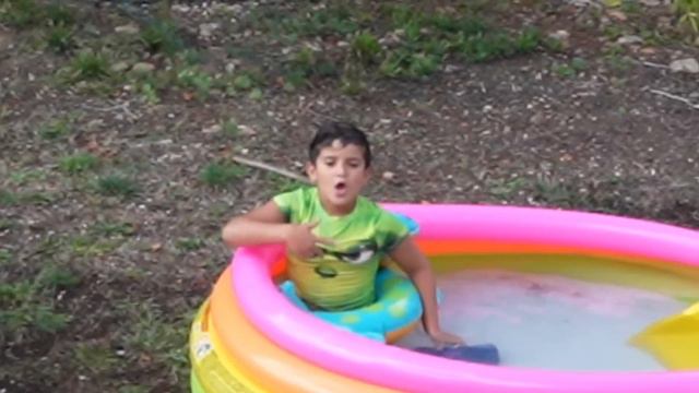 QUI DE MES FRÈRES RESTERA LE PLUS LONGTEMPS DANS SA PISCINE ?! смотреть онлайн