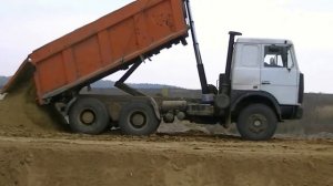 Разгрузка самосвала МАЗ 5516 | Аренда самосвала в Минске от ООО "ТМРоут"