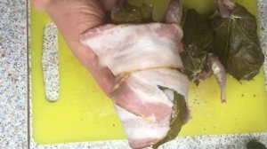 Перепелки в виноградных листьях и беконе