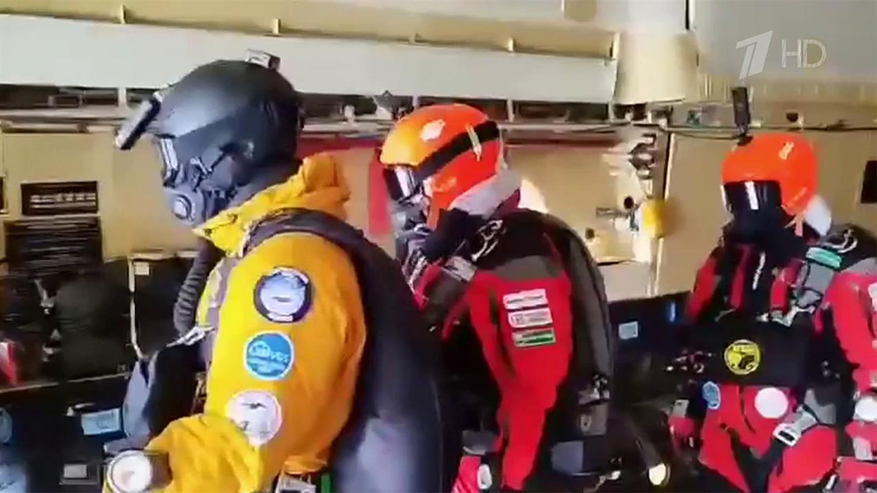 Россияне совершили первый в мире прыжок из стратосферы на Северный полюс