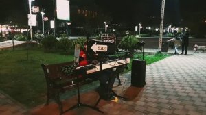 Прекрасный ночной Ереван|Парень красиво сыграл на синтезаторе.