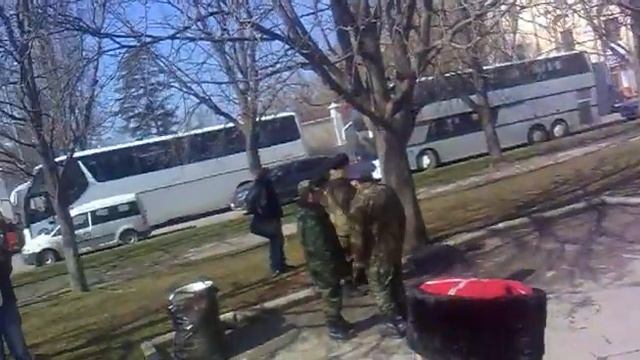 КРЫМ СЕВАСТОПОЛЬ РЕФЕРЕНДУМ- построение перед освещением знамен полка им БАКЛАНОВА смотреть онлайн