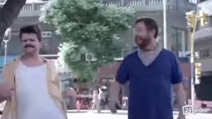 Взрослые танцуют перед витриной и видят себя детьми