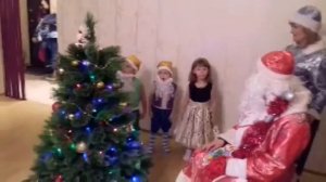 Поздравляем детей с Новым годом Дед мороз и Снегурочка