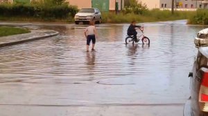 Дети купаются в луже. Часть1