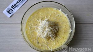 Хлебная запеканка с яйцом и сыром на сковороде