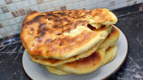Рецепт завтрака. Лепёшки с сыром. Лепёшки с начинкой. Хачапури. Рецепт.