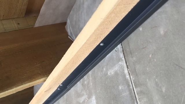 Подшивка свесов кровли металлическим софитом Grand Line по кривым стропилам. Вентзазор на карнизе.