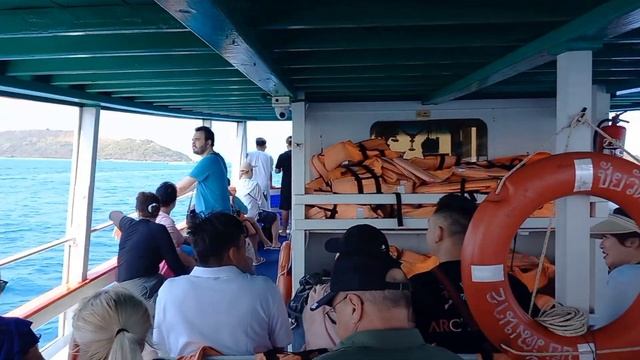 сиамские близнецы не знали , куда приведёт Walking street! смотреть онлайн