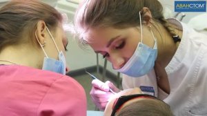 Победительница конкурса стоматологической клиники "Аванстом" на процедуре отбеливания