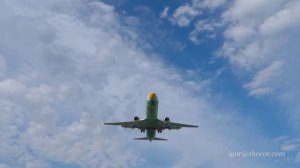 Боинг 737 авиакомпании NOK Air заходит на посадку в аэропорт Пхукета над головами туристов на пляже