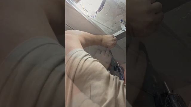 установка потолка из пластиковых панелей #потолок#ремонтсвоимируками#доипосле#отделка#леруамерлен