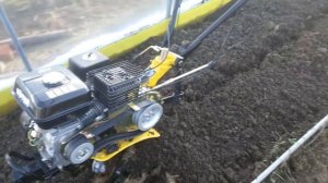 Работа культиватора со стороны