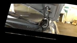 Установка упора амортизатора капота Skoda Yeti рестайлинг