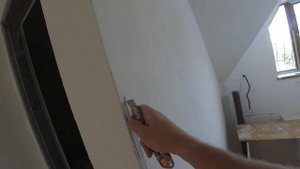 Отщелкивается перфорированный уголок под шпаклевку. Устраняем проблему.