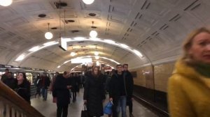 Метро «Библиотека имени Ленина» у Моховой улицы