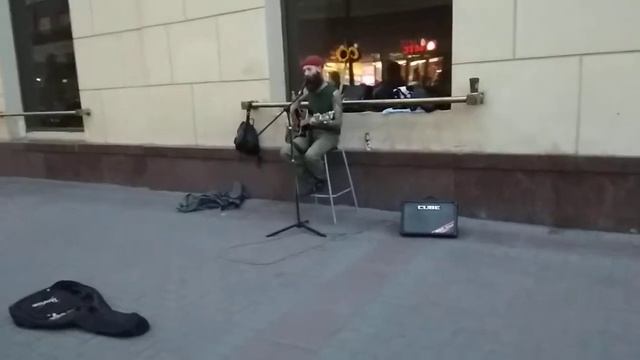 15.08.19 20ч15 мин. Старый Арбат. Уличный музыкант. Кунлла. Когда твоя девушка бревно). смотреть онлайн