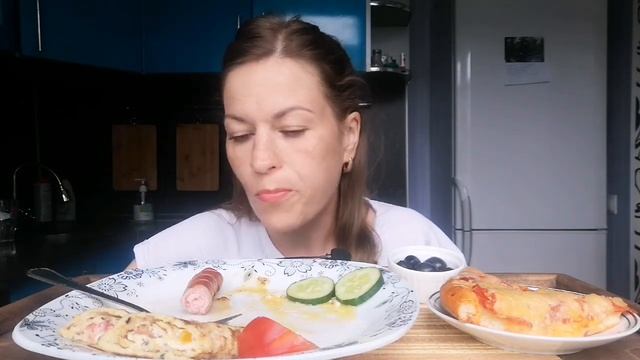 МУКБАНГ ЯИЧНИЦА С БЕКОНОМ, ПИЦЦА, ОВОЩИ/MUKBANG HALK FAMILY ЕДА