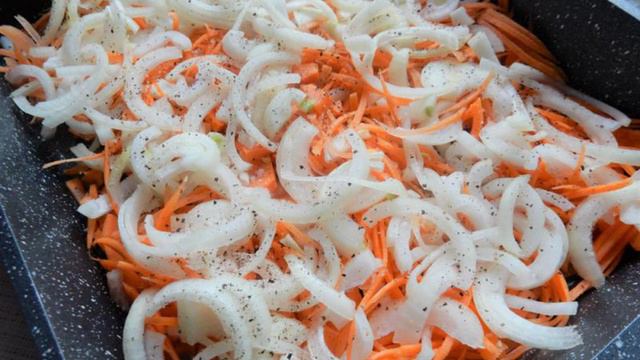 Свинина с помидорами под сметанным соусом