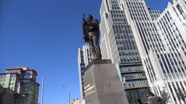 Немецкий автомат на памятнике Михаилу Калашникову в Москве