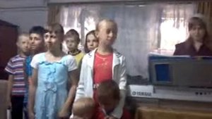 Песня птицы в небе, трава на лугу