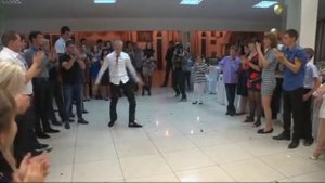 Танец друзей жениха на свадьбе