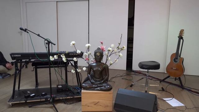 Separation creates misery - UTA Satsang Meditation with Live Music смотреть онлайн