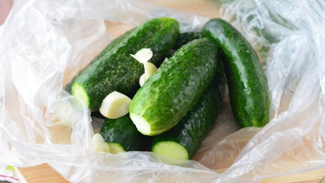 Огурцы малосольные в пакете с чесноком