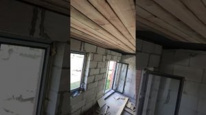 Как подшить черновой потолок одному