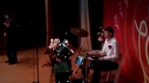 Круто играет на барабанах