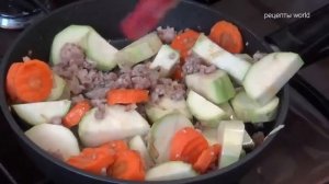 Как приготовить кабачки с фаршем на сковороде в овощном соусе