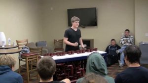 Парень классно играет на канализационных трубах