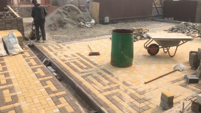 Работа на карантине. Укладка тротуарной плитки.