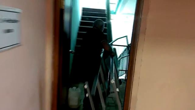 Стремянка-ходули с сиденьем смотреть онлайн