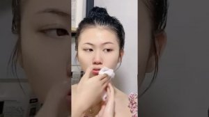 кореянка умывается