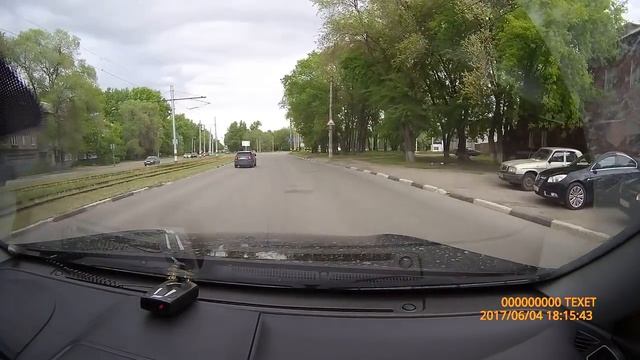 Неадекватный перекрыл движение. г. Ульяновск бульвар Западный 23 смотреть онлайн