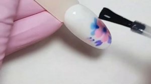 Рисуем цветок на ногтях.