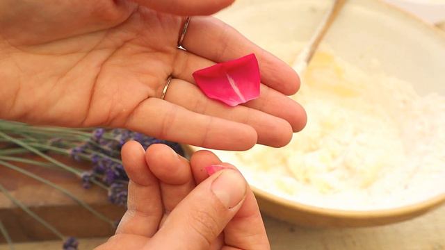 Rose & Lavender Shortbread Biscuits With Dried Flower Chocolate Buttons - A Vegan Foraging Recipe смотреть онлайн