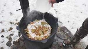 Мясо по-курземски в казане на костре. Мужикам точно зайдет.