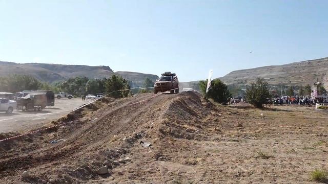 ?Nissan Navara Vs Mitsubishi L200 ? OFF ROAD Challenger ?mud Race