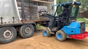 Многофункциональный мини-погрузчик Митракс РФ с мощным колесным приводом 4х4 .Грузоподъемность 1.3т