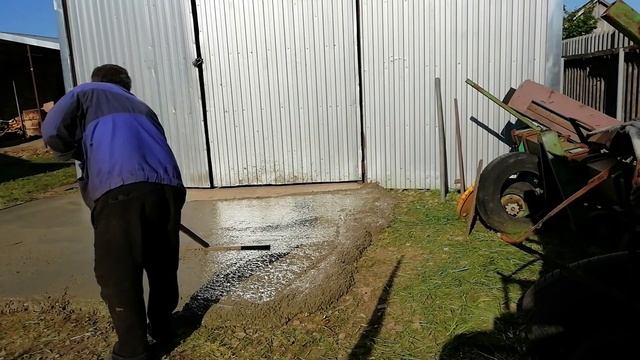 Заливка бетоном площадки возле ангара. Бетонные работы. смотреть онлайн