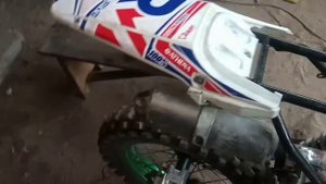 чихает и стреляет в глушитель ! Пит байк 125сс!