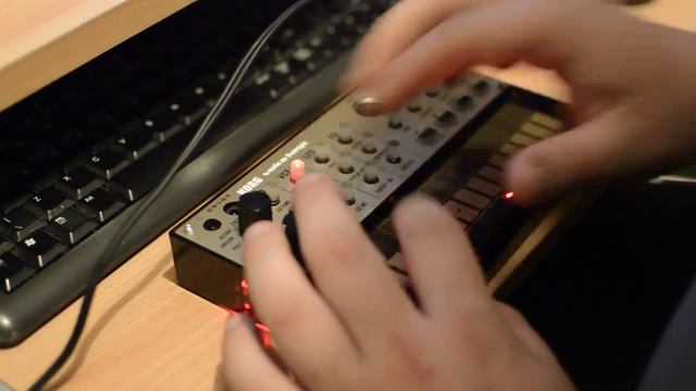 Jean Michel Jarre on a Korg Volca Keys - The Equinoxe Bass Sound смотреть онлайн