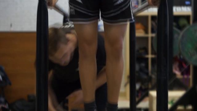 Отжимания на брусьях 1 смотреть онлайн