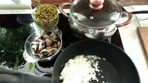 Грибной суп с зелёным горошком.