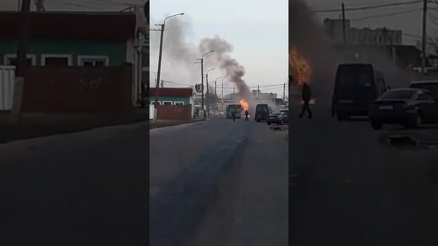 В Бобруйске во время движения загорелся автобус с пассажирами. Видео 1