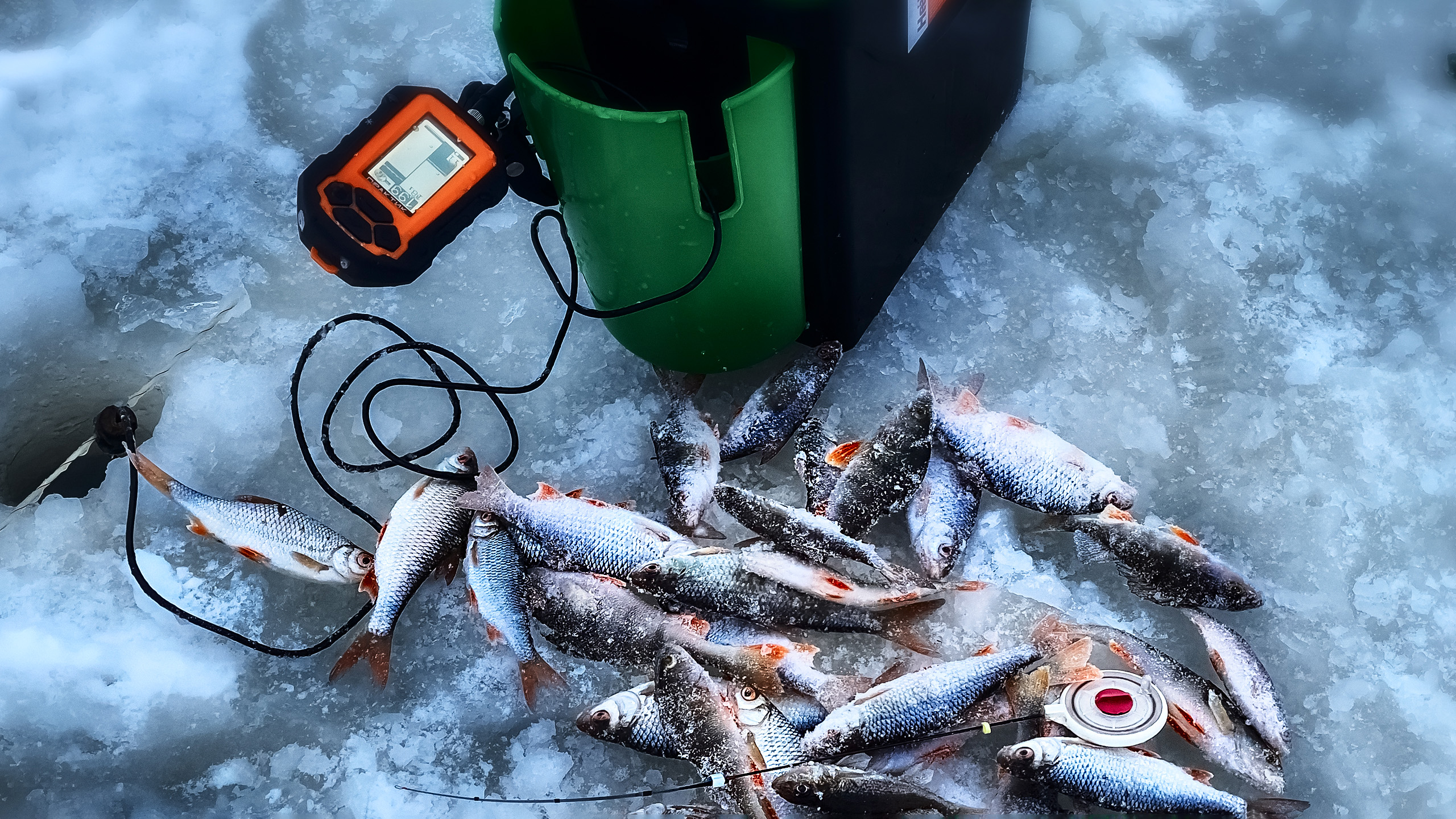 Эхолот на льду: Ловля рыбы с умным подходом!