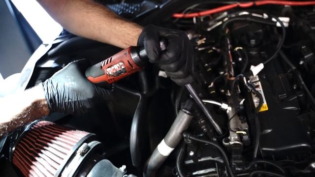 How to install spark plugs on the B58 Engine смотреть онлайн